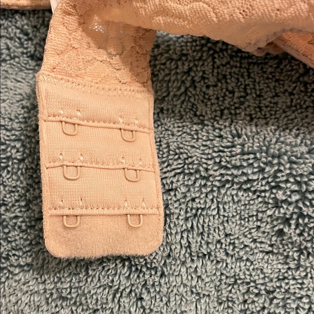 Wacoal Lace Bra - nude. Size 38B - Picture 7 of 8